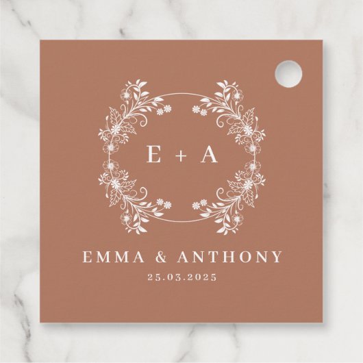 Elegante Monogram Terracota Wedding Geschenkanhänger (Rückseite)