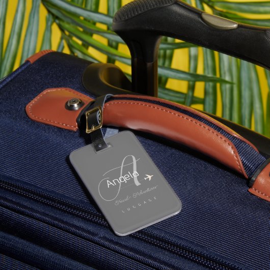 Elegante Monogram Traveller Name Gray Gepäckanhänger (Vorderseite Insitu 1)