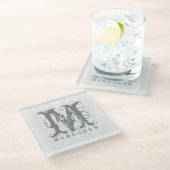Elegante Monogram White & Gray Damasks Glasuntersetzer (Schrägansicht)