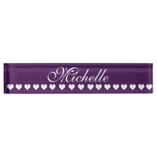 Elegante Monogram White Hearts Eggplant Lila Namensplakette