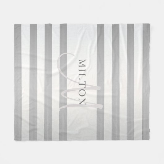 Elegante Monogramm-Imitate Silberglänzende graue S Fleecedecke (Vorderseite (Horizontal))