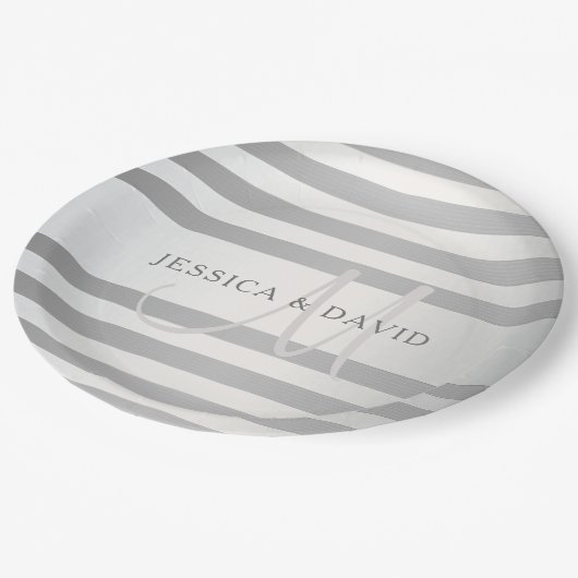 Elegante Monogramm-Imitate Silberglänzende graue S Pappteller (Schrägansicht)