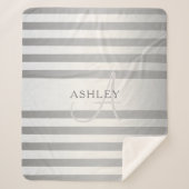 Elegante Monogramm-Imitate Silberglänzende graue S Sherpadecke (Vorderseite)