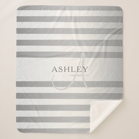 Elegante Monogramm-Imitate Silberglänzende graue S Sherpadecke (Vorderseite)