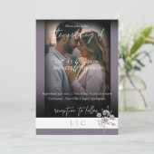 Elegante monogramm minimalistische lila Kalligraph Einladung (Stehend Vorderseite)