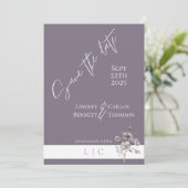 Elegante monogramm minimalistische lila Kalligraph Save The Date (Stehend Vorderseite)