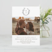 Elegante Monogramm Schwarz-Weiß-Feierliche Hochzei Einladung (Stehend Vorderseite)