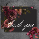 Elegante Moody Mutes Rost & Burgund Blumenhochzeit Dankeskarte<br><div class="desc">Mit unserer bezaubernden Hochzeitskarte können Sie Ihre gotisch inspirierte Feier mit zeitloser Eleganz feiern. Ein weicher schwarzer Hintergrund bietet die perfekte Leinwand für einen fesselnden, aber dennoch schlichten Bouquet. Stellen Sie sich ein Eckchen aus gedämpfter Rose vor, in dem sich Rostrot und Bordeaux-Farbtöne mit dunkelgrünem Blattwerk vermischen. Dieses ätherische Design...</div>