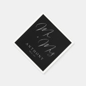 Elegante Mr. & Mrs. Black and White Script Wedding Serviette (Ecke)