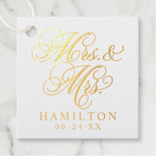 Elegante Mrs und Mrs Script Monogramm Hochzeit Geschenkanhänger