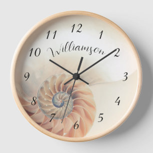 Elegante Muschel Beige Familienname Küste Uhr