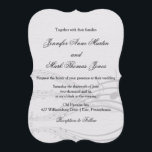 Elegante Musiknoten und Mitarbeiter bei Off-White  Einladung<br><div class="desc">Diese schlichten und eleganten Einladungen für Hochzeiten bieten breite Musikkräfte und verblasste Noten am unteren Ende der Karte. Der Hintergrund ist wie ein weißes Aquarellpapier mit einem subtilen strukturierten Look. Perfekt für die Ehe zweier Musiker!</div>