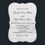 Elegante Musiknoten und Mitarbeiter bei Off-White  Einladung<br><div class="desc">Diese schlichten und eleganten Einladungen für Hochzeiten bieten breite Musikkräfte und verblasste Noten am unteren Ende der Karte. Der Hintergrund ist wie ein weißes Aquarellpapier mit einem subtilen strukturierten Look. Perfekt für die Ehe zweier Musiker!</div>