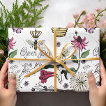 Elegante Mütter Day Queen Bee and Blume Geschenkpapier<br><div class="desc">Machen Sie Ihre Geschenke mit unserem exquisiten und eleganten "Mother´s Day Queen Bee and Blume Wrapping Paper" zum Königspalast. Dieses von Nathalie Portet handgezeichnet und farbenfrohe Design besticht durch die detaillierten Darstellungen einer majestätischen Biene, einer über ihr schwebenden Krone, umgeben von zarten Kirschblüten, Hibiskus, Wildblumen und vielem mehr. Die aufwändigen...</div>