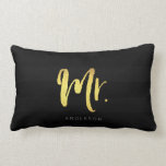 Elegante Name Imitate Gold Mr. Black Stripes Lendenkissen<br><div class="desc">Kissen mit "Mr." in Imitaten goldenes Pinselskript vor einem schwarzen Streifen Streifen Muster Hintergrund. Ideal für Neueinsteiger oder Jubiläen. Personalisieren Sie es durch Ersetzen des Platzhaltertextes. Für weitere Optionen, wie zum Beispiel den Schriftart und seine Größe ändern, klicken Sie auf die Schaltfläche "Anpassen". *Bitte beachten Sie, dass das Zazzle-Wasserzeichen, das...</div>