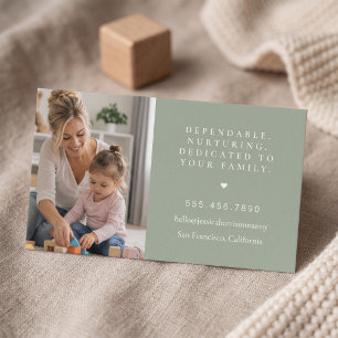 Elegante Nanny im Farbton Salbeigrün mit Foto Visitenkarte