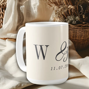 Elegante natürliche Creme anfängliche Brautpaare Kaffeetasse