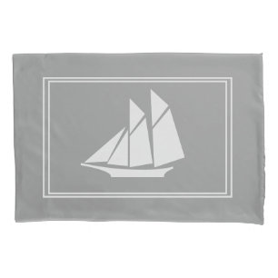 Elegante Nautical White Sailboat Silhouette Kissenbezug