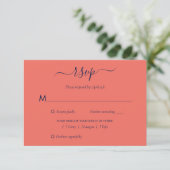 Elegante Navy Blue and Coral Wedding RSVP Card Mee (Stehend Vorderseite)