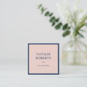 Elegante Navy Blue & Blush Pink Minimalistisch Ger Quadratische Visitenkarte (Stehend Vorderseite)