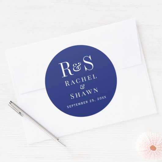 Elegante Navy Blue Chic Moderne Monogram Wedding Runder Aufkleber (Umschlag)