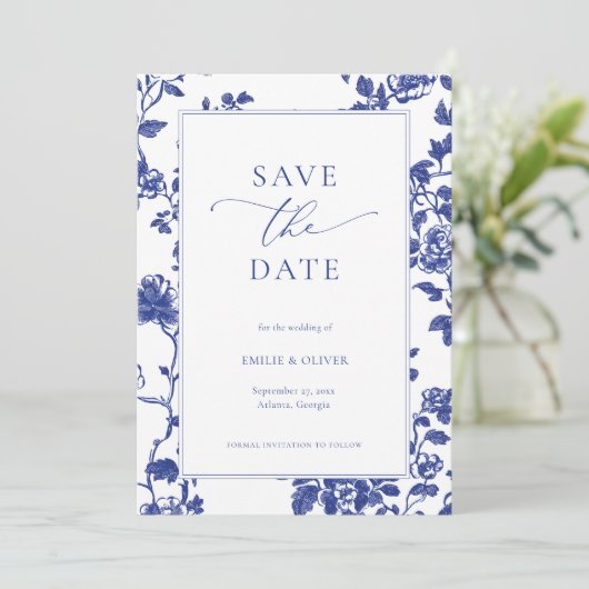 Elegante Navy Blue Floral Toile Save the Date Einladung (Stehend Vorderseite)