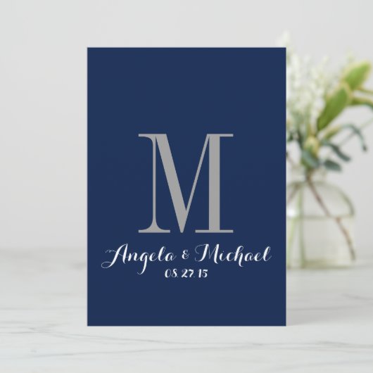 Elegante Navy Blue Monogram Hochzeit Einladung (Stehend Vorderseite)