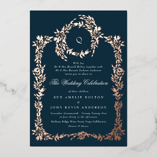 Elegante Navy Blue Monogram Rose Gold Wappen Hochz Folieneinladung (Vorderseite)