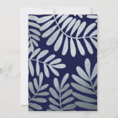 Elegante Navy Blue Silver Blätter Hochzeit Einladung (Rückseite)