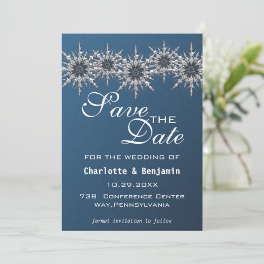 Elegante Navy Blue Silver Snowflake Save the Date (Stehend Vorderseite)