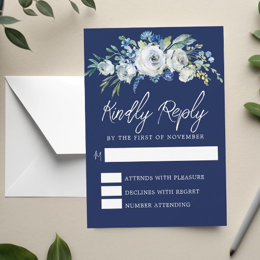 Elegante Navy Blue White Floral Winter Wedding RSVP Karte