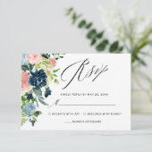 Elegante Navy Blush Rose Blumenhochzeit RSVP Karte (Stehend Vorderseite)