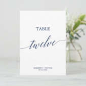 Elegante Navy Calligraphy Table 12 Tischnummern (Stehend Vorderseite)