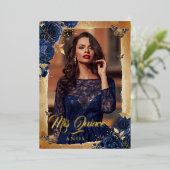 Elegante Navy Rose Gold Floral Foto Quinceanera Folieneinladung (Stehend vorne)