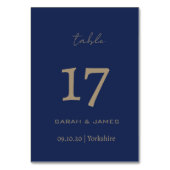 Elegante Navy Script Custom Tischnummer Card (Vorderseite)