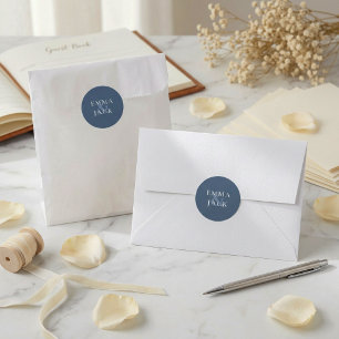 Elegante Navy-Serifen-Ampersand-Paarnamen Hochzeit Runder Aufkleber