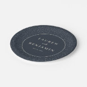 Elegante Navy Sternennacht Pappteller (Schrägansicht)