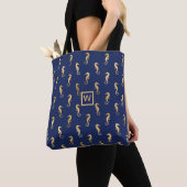 Elegante Navy- und Gold-Seepferde mit Initial Tasche (Von Nahem)