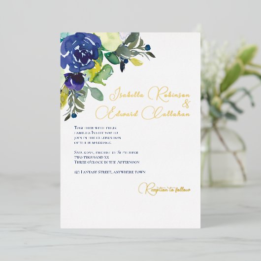 Elegante Navy White Watercolor Rose Hochzeit Folieneinladung (Stehend vorne)