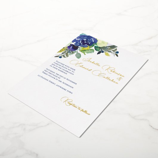 Elegante Navy White Watercolor Rose Hochzeit Folieneinladung (Gedreht)