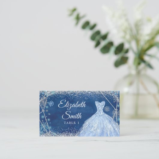 Elegante Navy Winter Snowflake Quinceñera Platzkarte (Stehend Vorderseite)