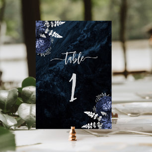 Elegante Navyblaue Silberne Hochzeit mit Blumendek Tischnummer