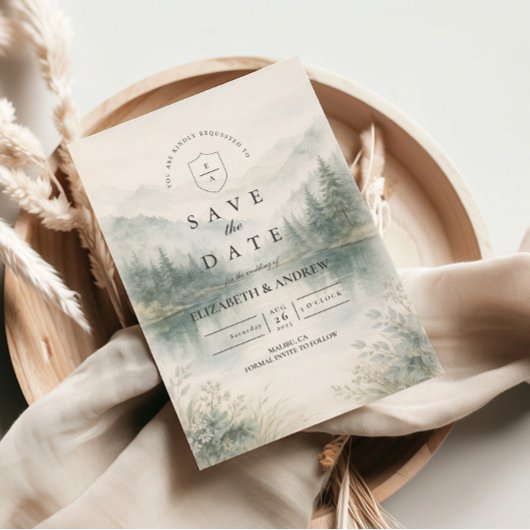Elegante neblige Wald- und Berghochzeit Save The Date