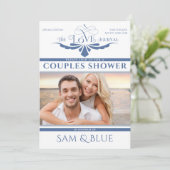 Elegante Newspaper Dusty Blue Bridal Couples Dusch Einladung (Stehend Vorderseite)