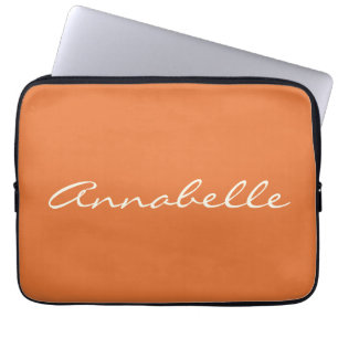 Elegante orangene handgeschriebene Schrift Name in Laptopschutzhülle