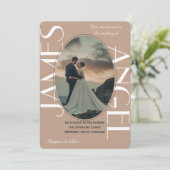 Elegante Oval Shape Bride & Groom Custom Wedding Einladung (Stehend Vorderseite)