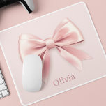 Elegante Pastel Pink Bow & Name Personalisiert Mousepad<br><div class="desc">Fügen Sie Ihrem Arbeitsbereich eine Touch Eleganz mit diesem personalisierten, pastellrosa Mousepad hinzu, das ein zartes Bogen-Design und Ihren individuelle Name bietet. Dieses stilvolle Mousepad eignet sich ideal für Zuhause- oder Büroanwendungen und verbindet Funktionalität mit femininem Charme. Mit seiner glatten Oberfläche für präzise Mausbewegungen und einer stabilen Stütze ist es...</div>