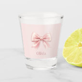 Elegante Pastel Pink Bow & Name Personalisiert Schnapsglas (Vorderseite)