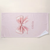 Elegante Pastel Pink Bow & Name Personalisiert Strandtuch (Vorderseite)
