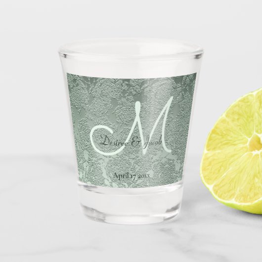 Elegante Pastel Sage Green Wedding Monogram Schnapsglas (Vorderseite)